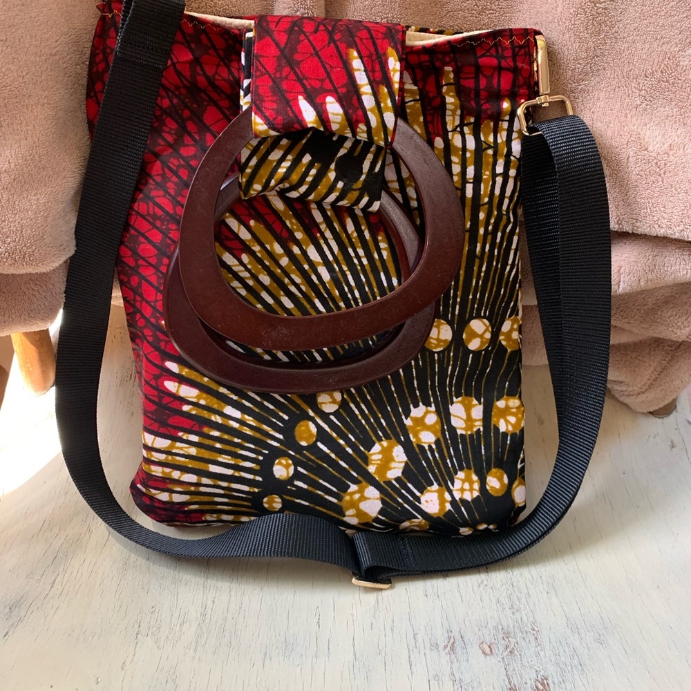 Beautifully made leather & cloth reversible purse w/versitol straps.